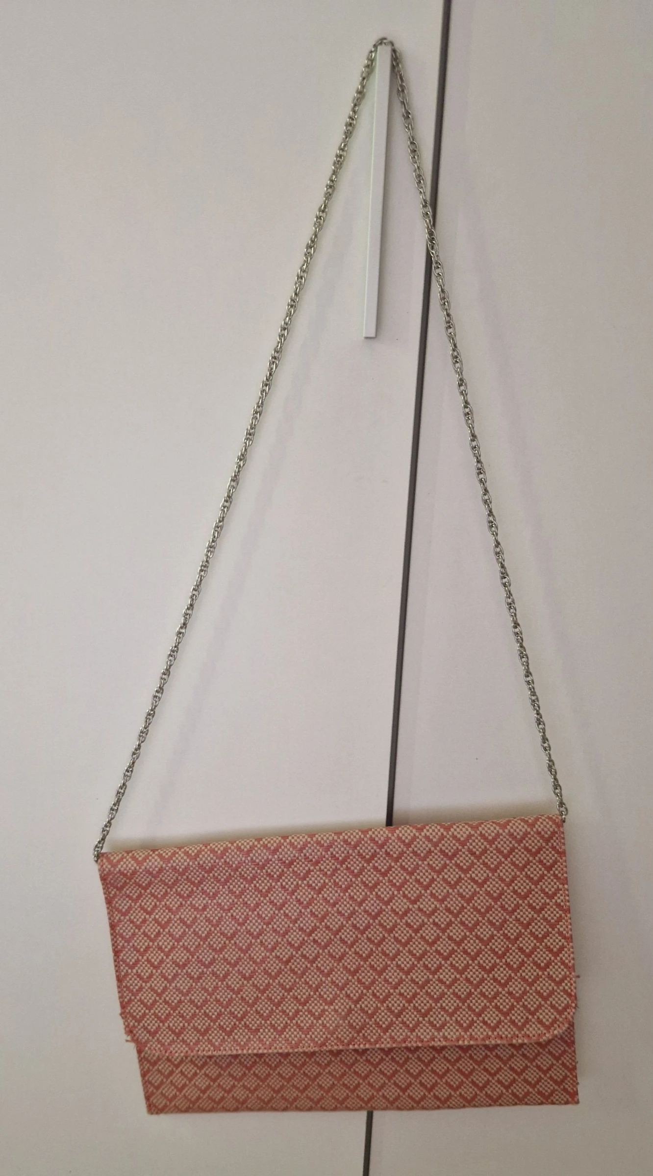 Bolso bandolera Lefties tejido rafia rosa/coral con cadena plateada – photo 2